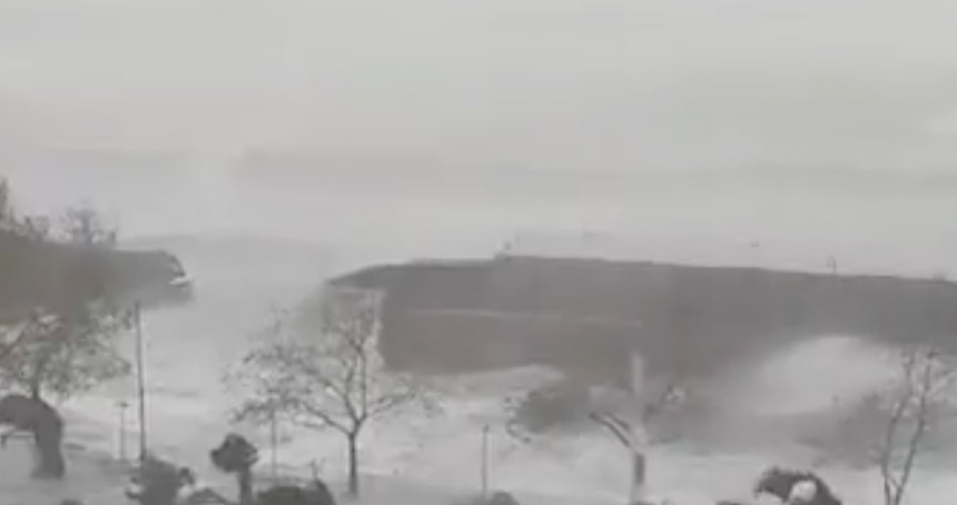 Zonguldak'ta fırtına nedeniyle kuru yük gemisi karaya oturdu