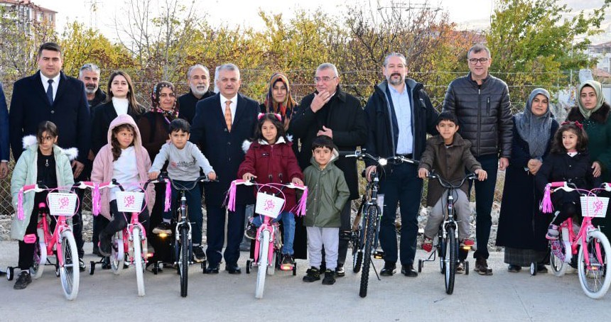 Depremzede çocuklara bisiklet hediye edildi
