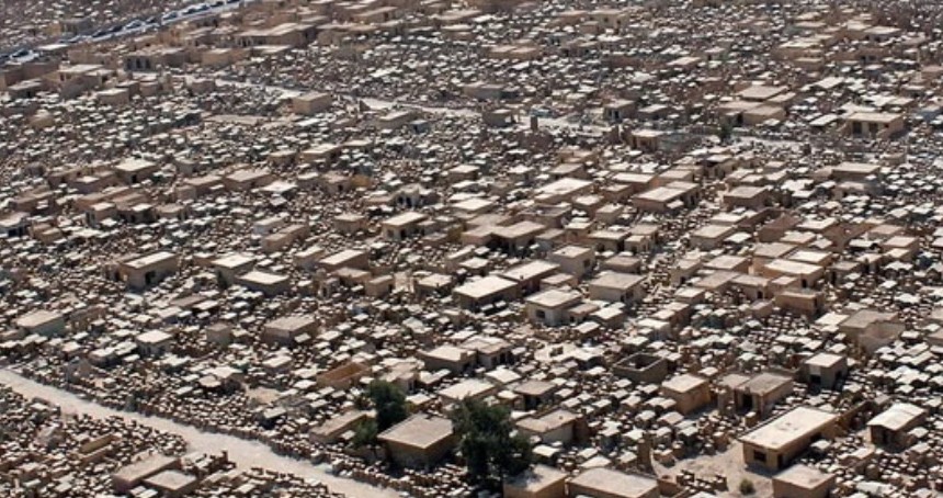 Uzaktan şehir gibi görünse de 6 milyon insanın bulunduğu bir mezarlık: Al-Salam Vadisi