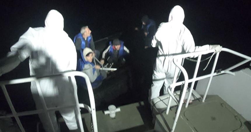 Ayvalık açıklarında geri itilen 45 düzensiz göçmen kurtarıldı