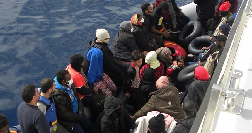 Balıkesir açıklarında Türkiye kara sularına itilen 47 göçmen kurtarıldı
