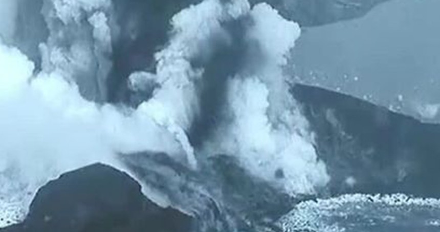 Japonya'da volkanik Niijima adasında patlama