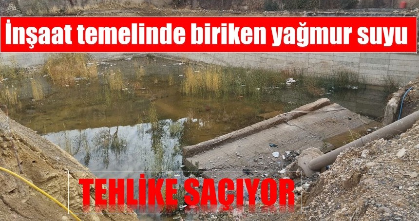 İnşaat temelinde biriken yağmur suyu tehlike oluşturuyor