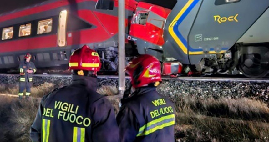 İtalya'da iki tren çarpıştı: 17 yaralı