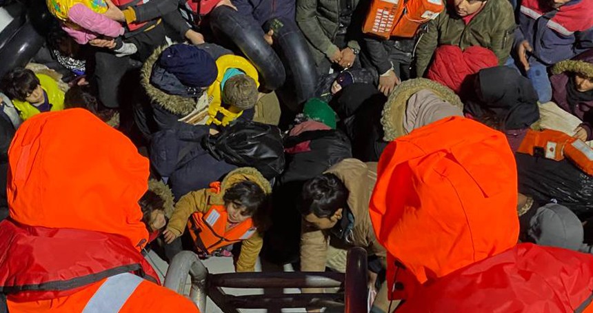 Balıkesir açıklarında 131 düzensiz göçmen karaya çıkarıldı