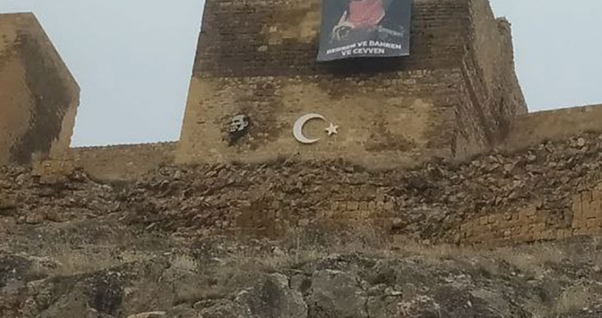 Bayburt Kalesi'ne Ebu Ubeyde'nin posteri asıldı