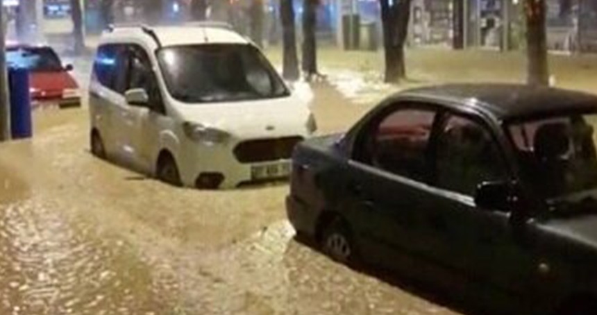 Antalya'yı bir kez daha yağmur vurdu
