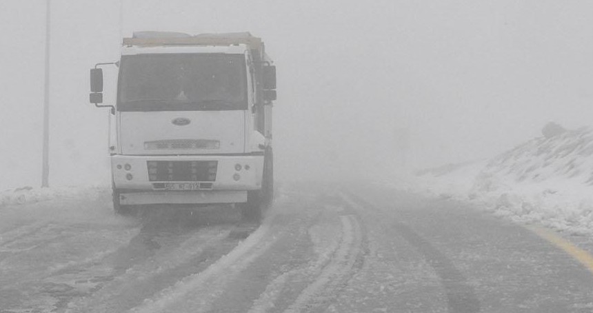 Ardahan'da buzlanma ulaşımı olumsuz etkiliyor