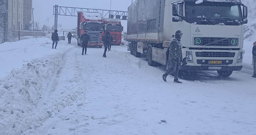 Bitlis'te yoğun kar yağışı nedeniyle yüzlerce araç yolda kaldı