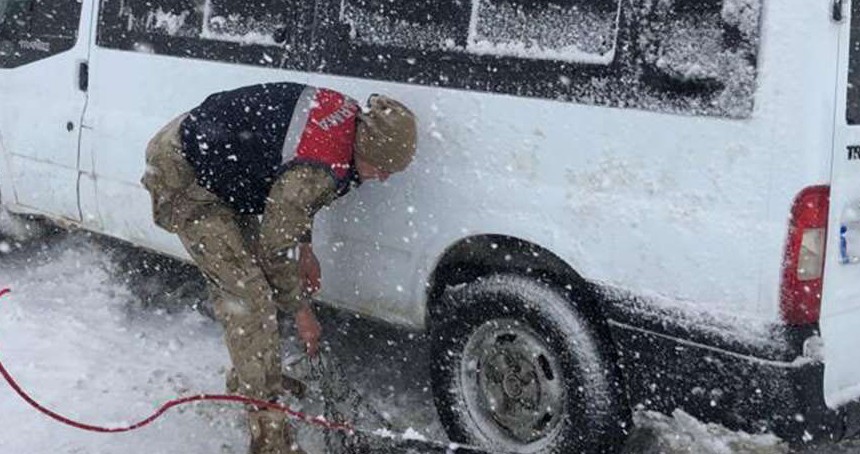 Muş'ta karda mahsur kalan 60 kişi kurtarıldı