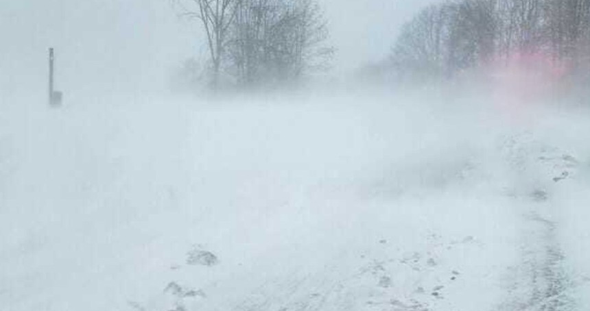 Ardahan'da ulaşıma kar yağışı ve tipi engeli