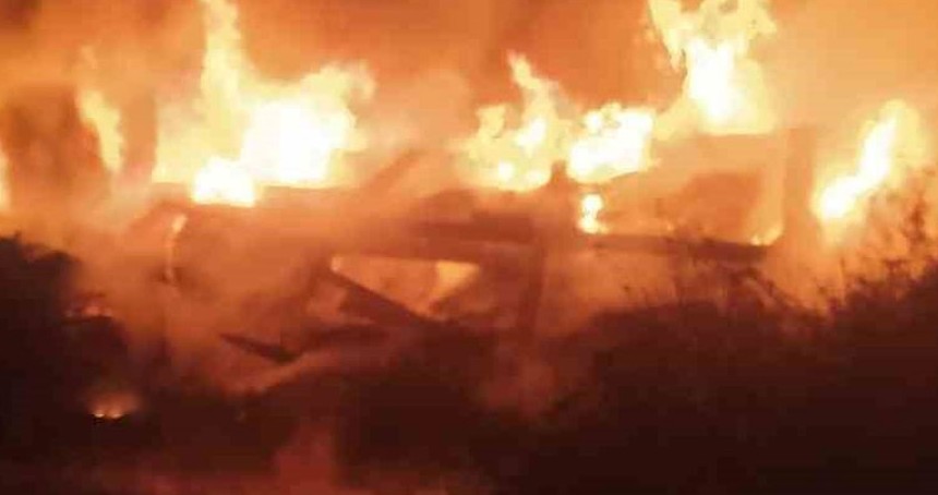 Mersin'de servis otobüsü alev alev yandı