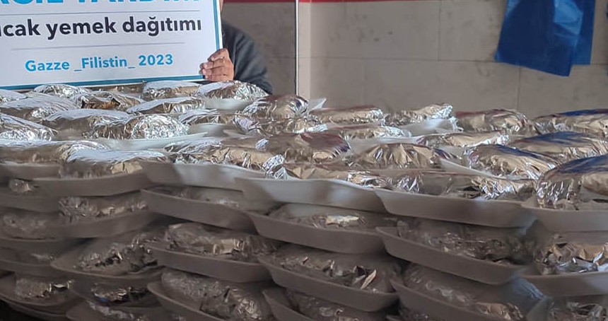 Yetimler Vakfı Gazze'de binlerce kişiye sıcak yemek dağıtıyor