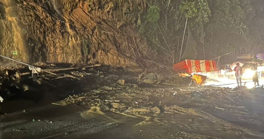 Artvin'de sağanak yağış heyelana yol açtı