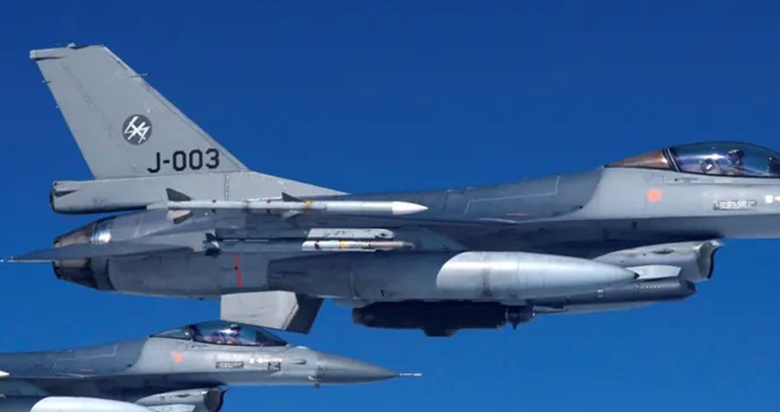 Danimarka, Ukrayna'ya F-16 göndermeyi erteledi