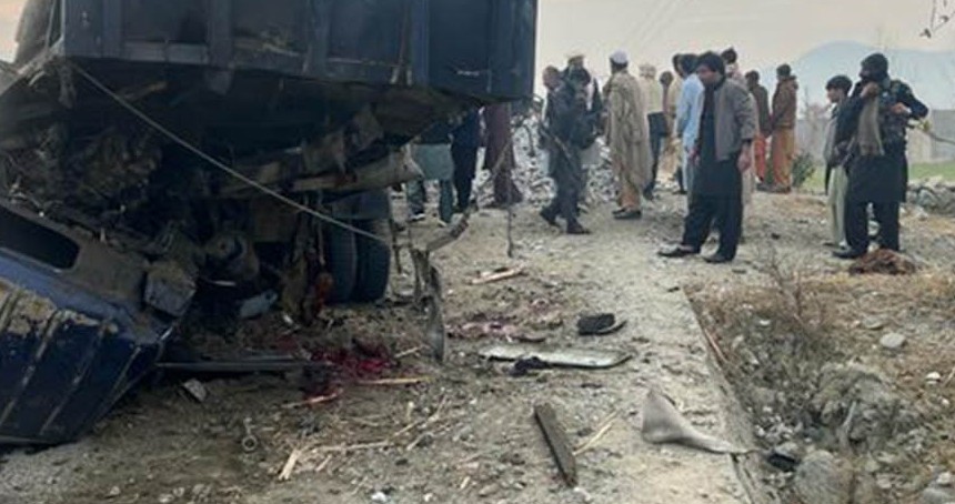 Pakistan'da polis aracına bombalı saldırı: 5 ölü 11 yaralı