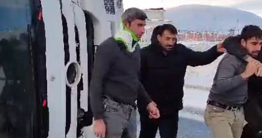 Bitlis'te yem yüklü tır devrildi: Biri asker 3 yaralı