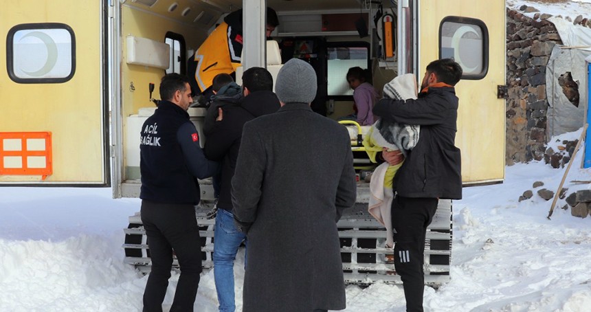 Kar yağışından ulaşımın olmadığı köyde rahatsızlanan 4 kardeşi ekipler hastaneye yetiştirdi