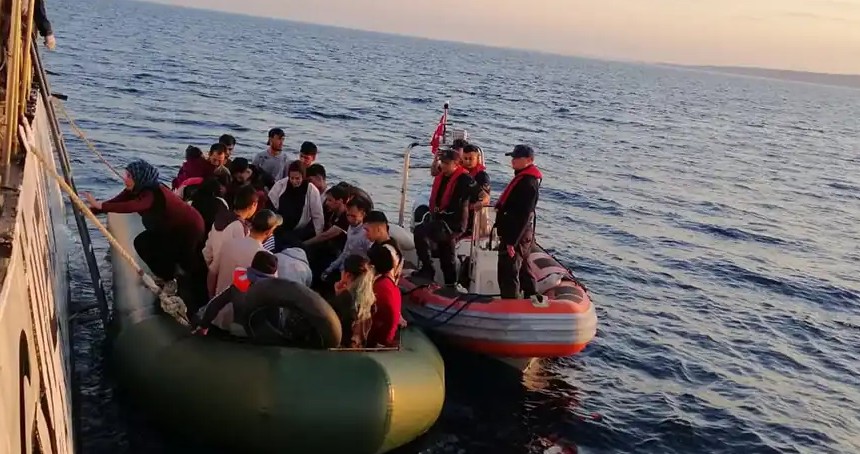 Yunanistan'a geçmeye çalışan 56 düzensiz göçmen kurtarıldı