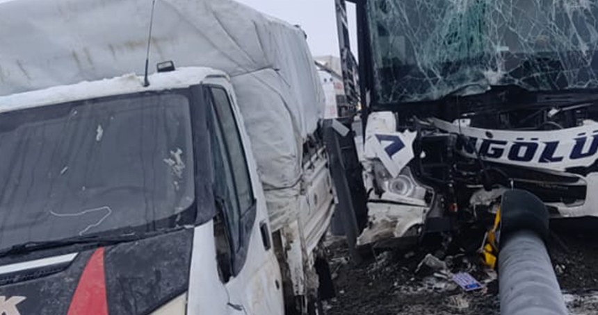 Ağrı'da meydana gelen kazada 11 kişi yaralandı