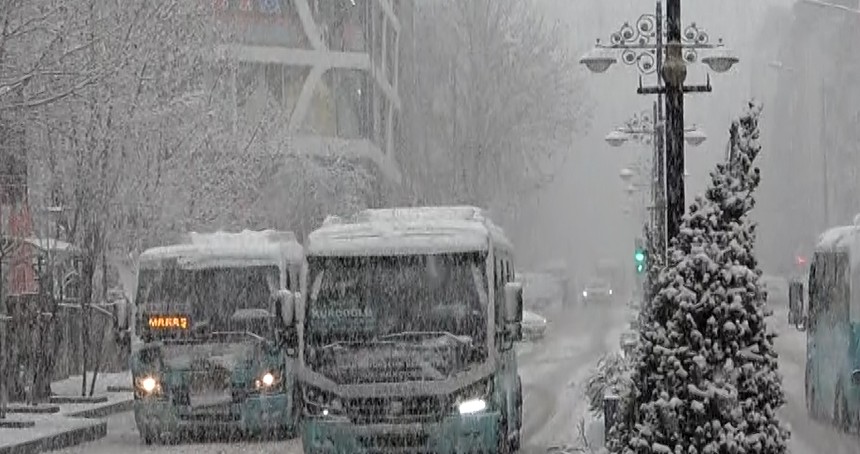 Van’da kar yağışı günlük hayatı olumsuz etkiledi