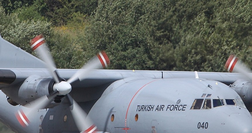 C-160 kargo uçağı acil iniş yaptı