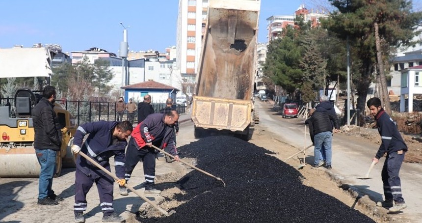 Siirt Belediyesi yollarda yenileme çalışmalarına hız verdi