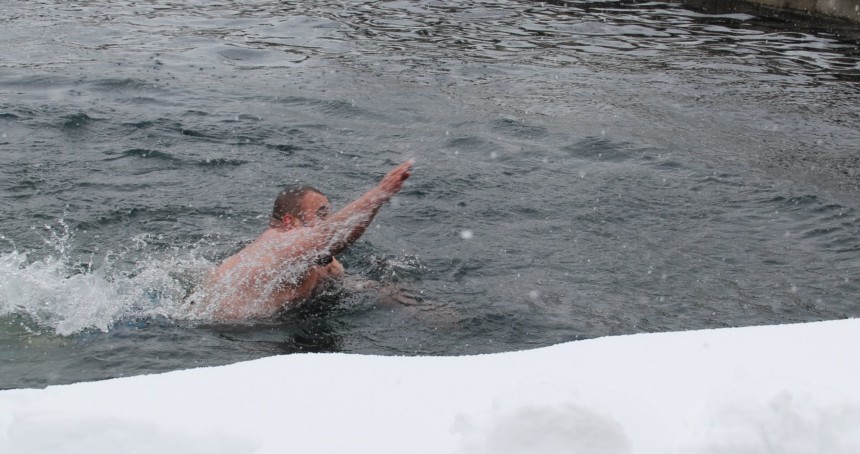 Kar yağışına rağmen eksi 25 derecedeki suya girip yüzdüler