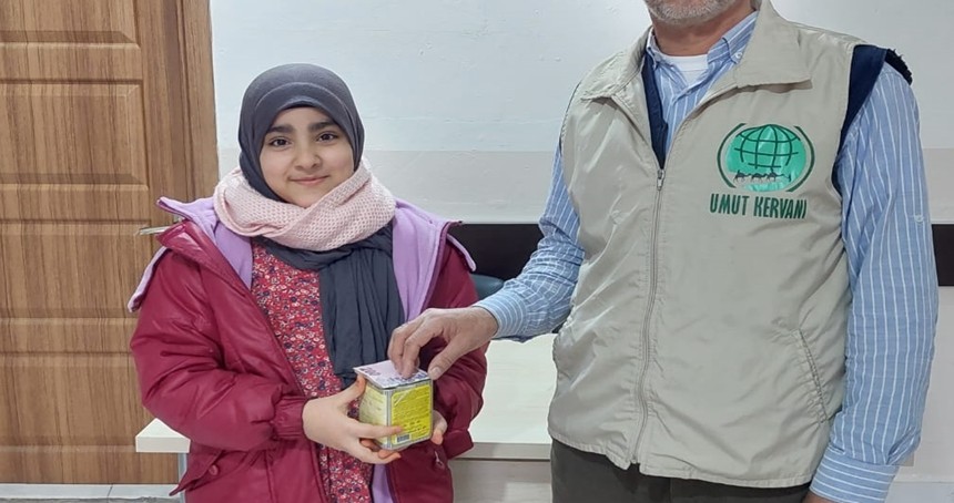 İlkokul öğrencisi biriktirdiği paraları Gazze'ye bağışladı