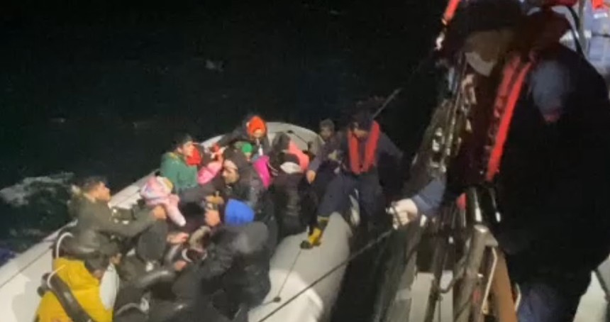 Balıkesir açıklarında 55 düzensiz göçmen yakalandı