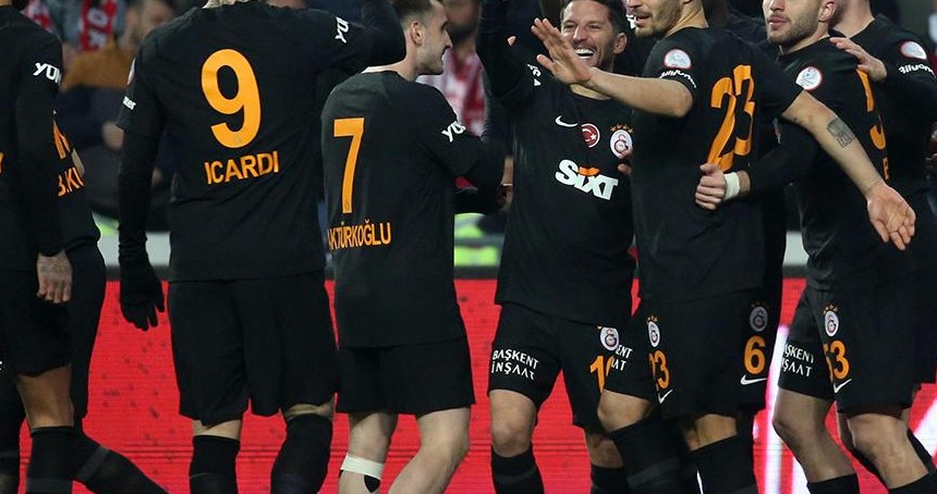 Galatasaray 11 dakikada üç puana ulaştı