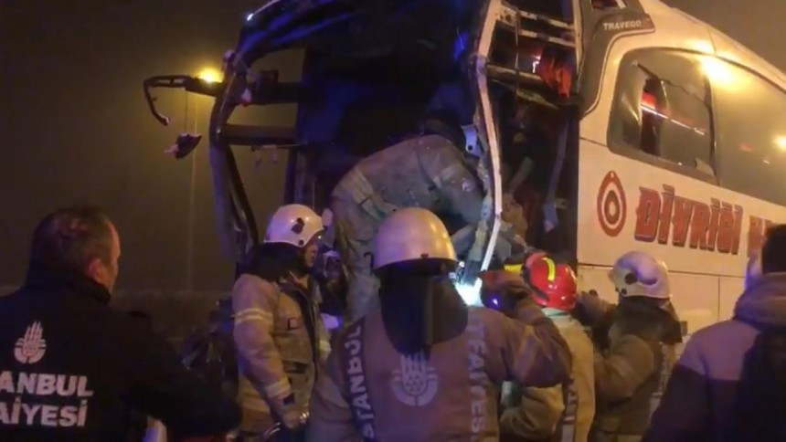 Yolcu otobüsü tıra çarptı: 19 kişi yaralandı