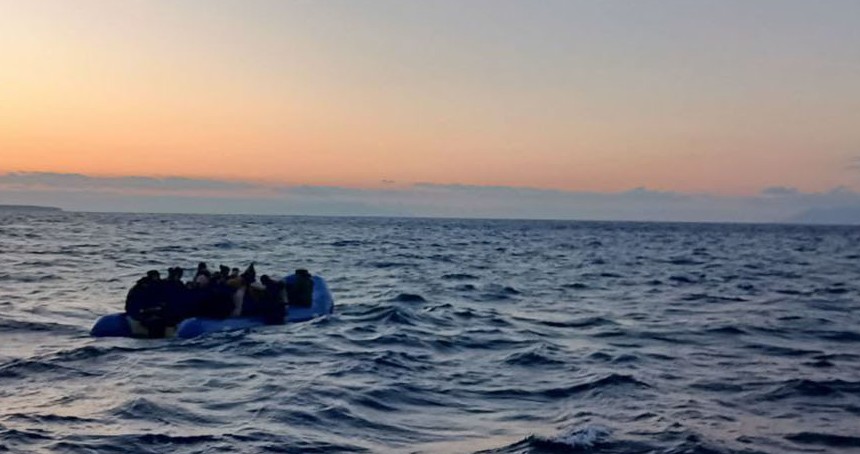 Çanakkale açıklarında 33 düzensiz göçmen yakalandı