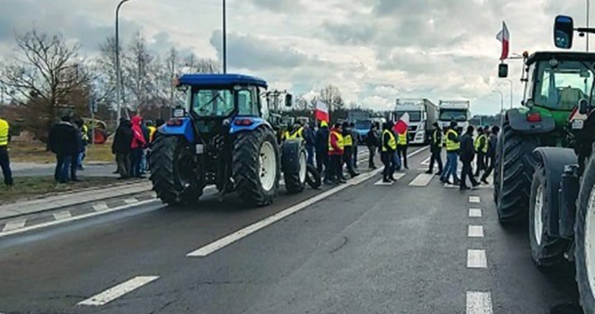 Çiftçiler Ukrayna sınırını trafiğe kapattı