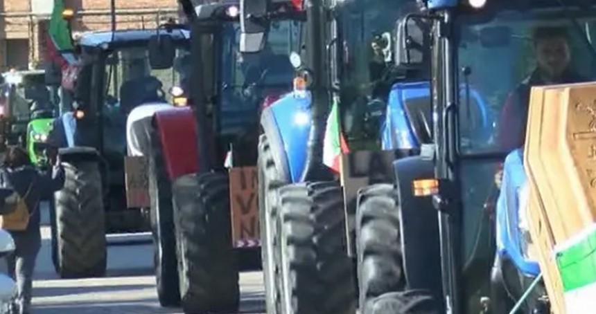 İtalya'da çiftçilerden Roma'da protesto konvoyu