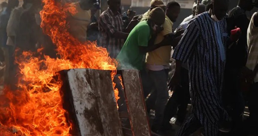 Senegal'de Cumhurbaşkanı seçiminin ertelenmesi protesto edildi
