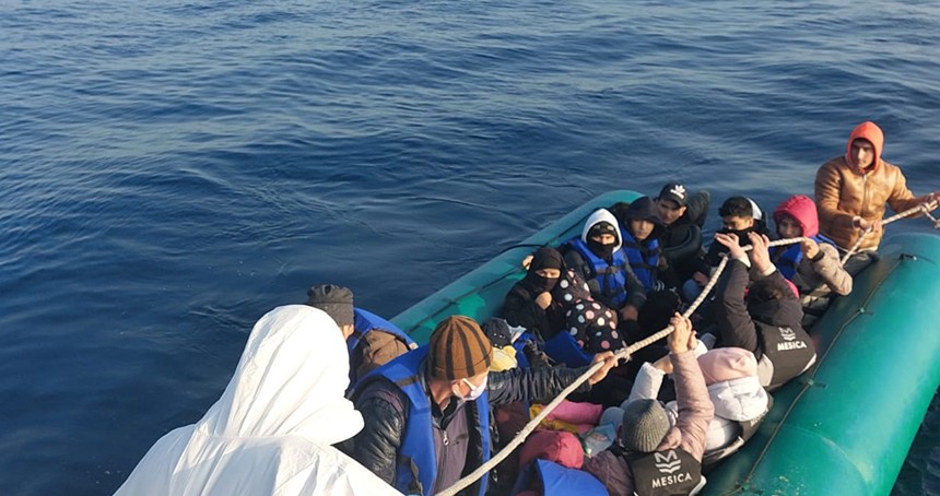 Balıkesir açıklarında 102 düzensiz göçmen yakalandı