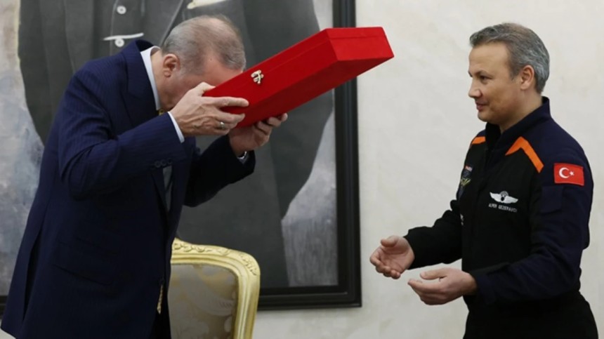 Bir araya geldiler! Gezeravcı 18 gündür yanında bulunan Türk bayrağını Erdoğan'a takdim etti