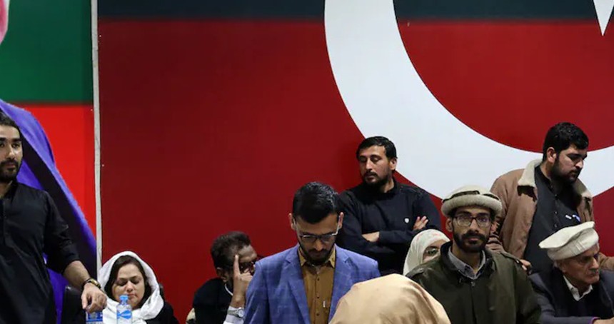 Pakistan'da seçimleri  İmran Han destekli bağımsızlar birinci sırada tamamladı
