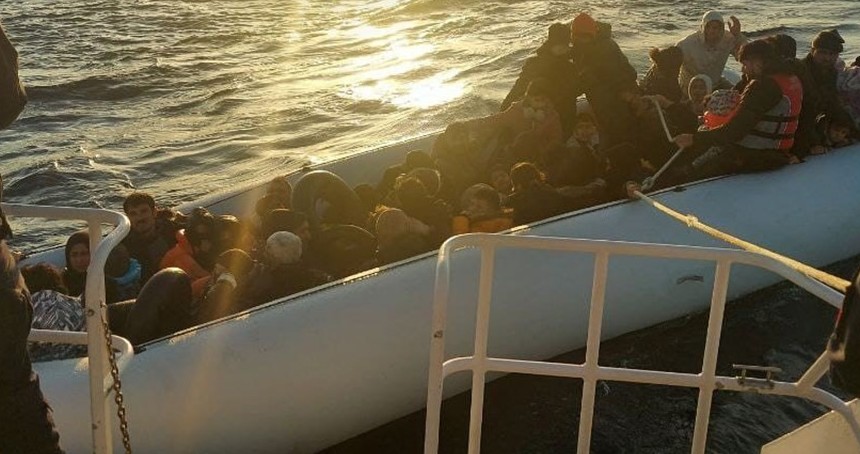 Balıkesir açıklarında mahsur kalan düzensiz göçmenler kurtarıldı