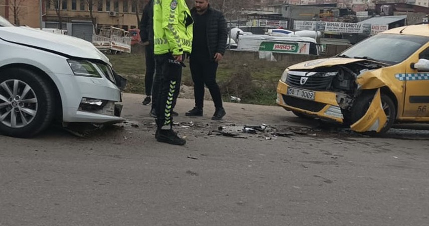 Batman'da iki otomobil çarpıştı: 1 yaralı