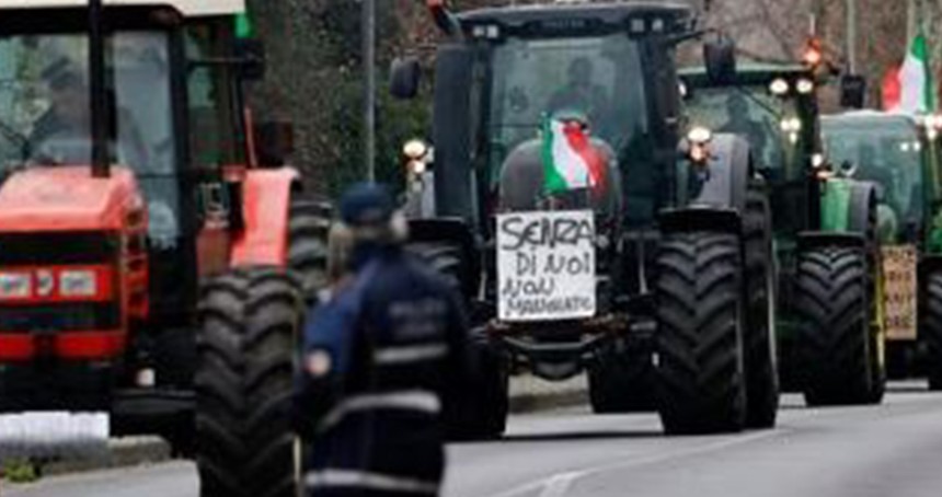 İtalya'da çiftçiler protesto amacıyla traktörleriyle konvoy oluşturdu