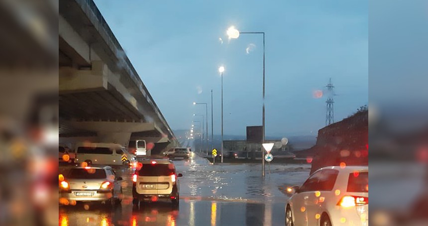 Şanlıurfa'da etkili olan yağış su baskınına neden oldu
