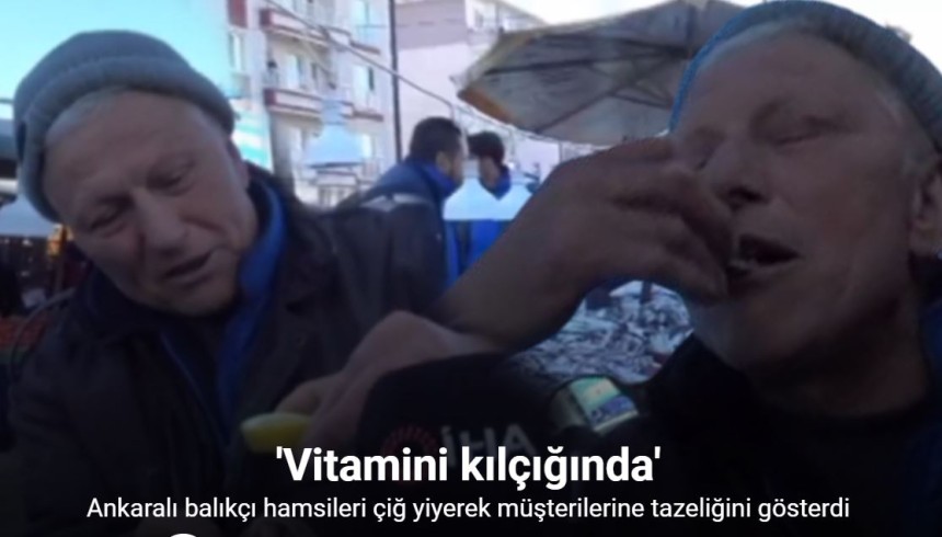Ankaralı balıkçı hamsileri çiğ yiyerek müşterilerine tazeliğini gösterdi