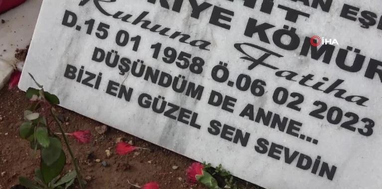 Depremde ölenlerin mezar taşlarındaki her bir yazı hüzne boğuyor