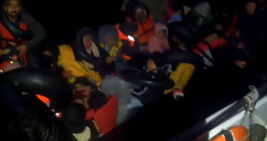 Botları arızalanan düzensiz göçmenler kurtarıldı