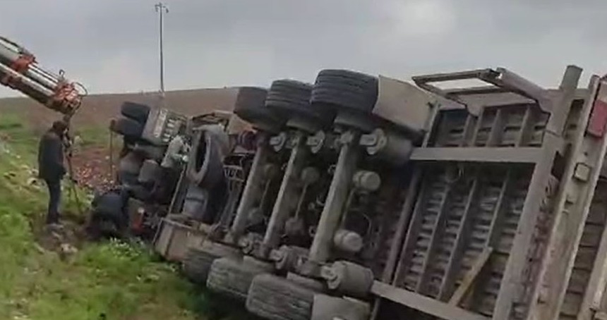"Suruç Ölüm Yolu"nda yine kaza: Tır şarampole devrildi