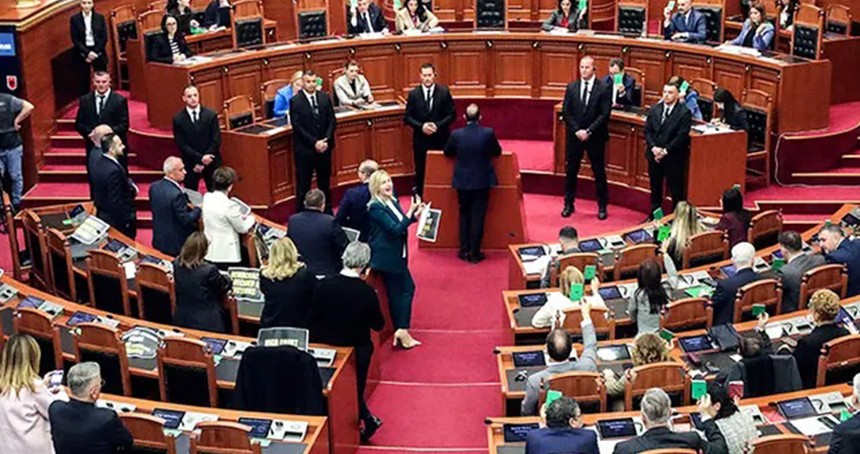 Arnavutluk parlamentosu, İtalya ile göç anlaşmasını onayladı 
