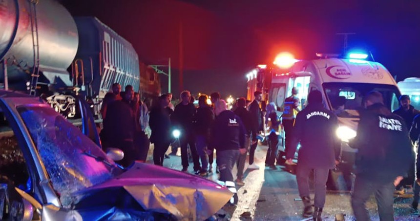 Malatya'da 2 otomobil kafa kafaya çarpıştı: 3 yaralı