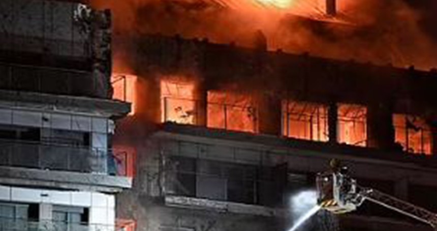 14 katlı bir binada çıkan yangında 7 kişi yaralandı